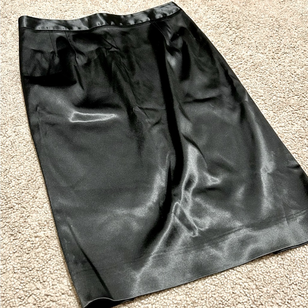 100% Authentic DOLCE & GABBANA pencil skirt in black with leopard lining